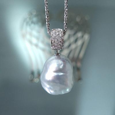 Подвеска с барочным жемчугом и бриллиантами