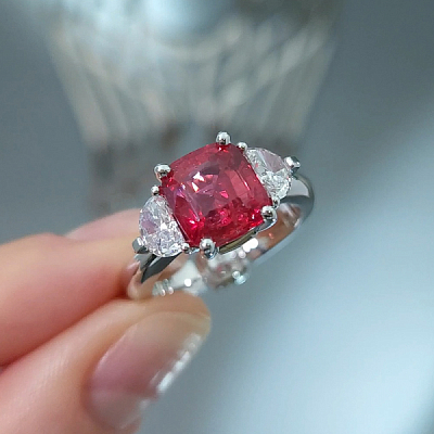 Кольцо со шпинелью Махенге и бриллиантами