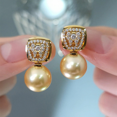 Серьги пусеты с золотым жемчугом Южных морей и бриллиантами