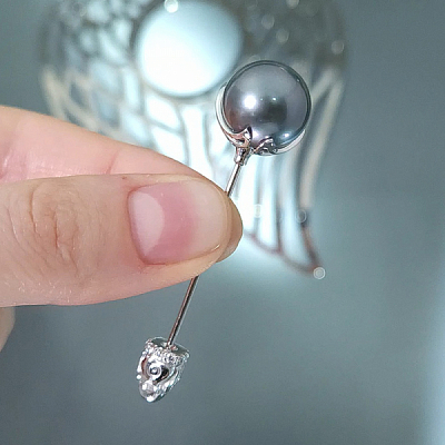 Брошь-иголка с жемчугом Таити и бриллиантами