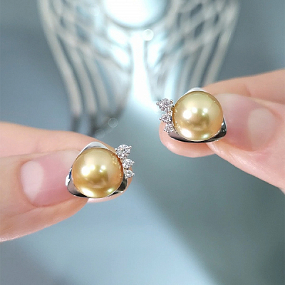 Серьги пусеты с золотым жемчугом Южных морей и бриллиантами