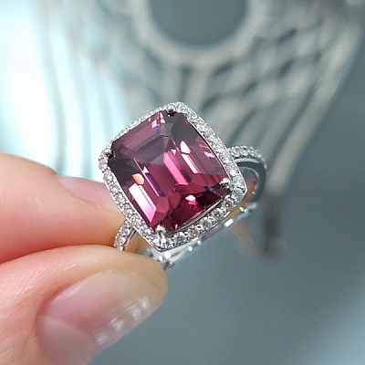 Кольцо с красным цирконом и бриллиантами