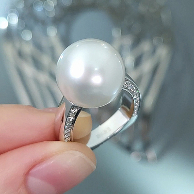 Кольцо с жемчугом Южных морей и бриллиантами