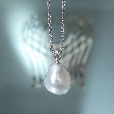 Подвеска с барочным жемчугом с бриллиантами