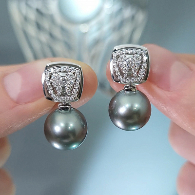 Серьги пусеты с жемчугом Таити и бриллиантами