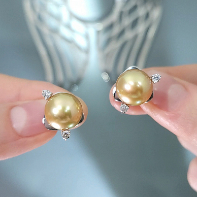 Серьги пусеты с золотым жемчугом Южных морей и бриллиантами