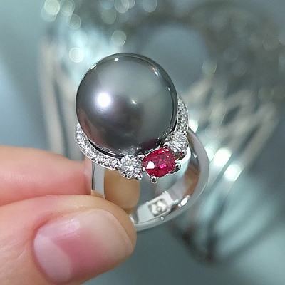 Кольцо с жемчугом Таити, шпинелью и бриллиантами